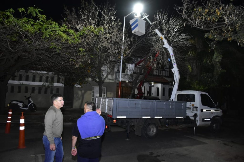 La municipalidad ejecuta un operativo de alumbrado público en el microcentro de Resistencia