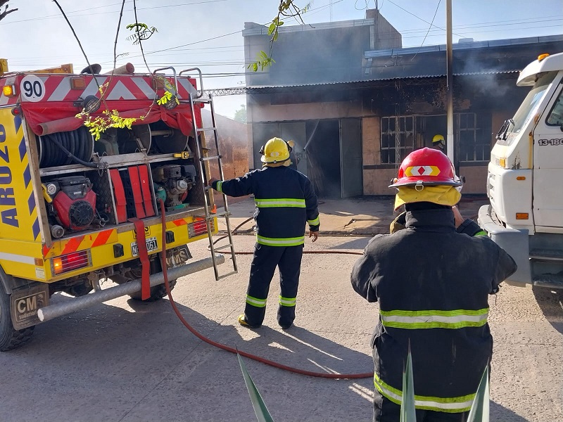 El incendio ocurrió en local ubicado en las calles Sarmiento y Docente Breñenses.