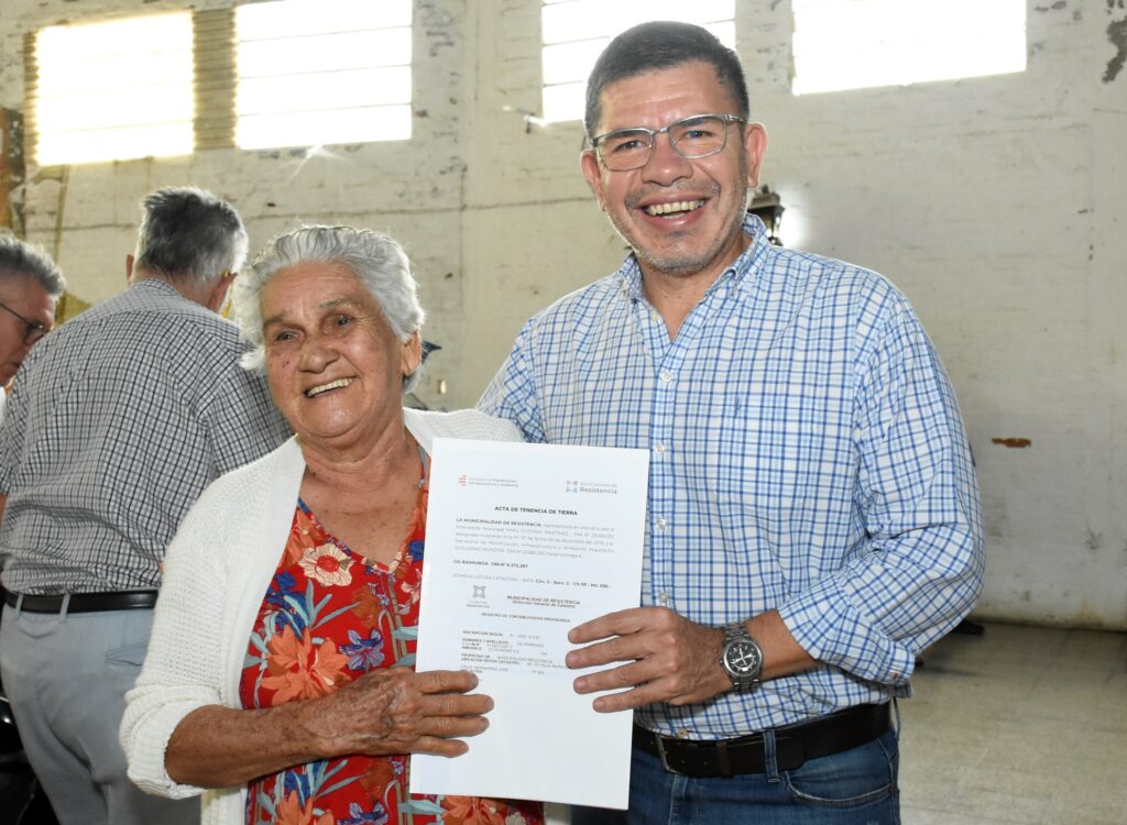 Monzón entregó a 95 familias de Resistencia sus actas de tenencia de tierras