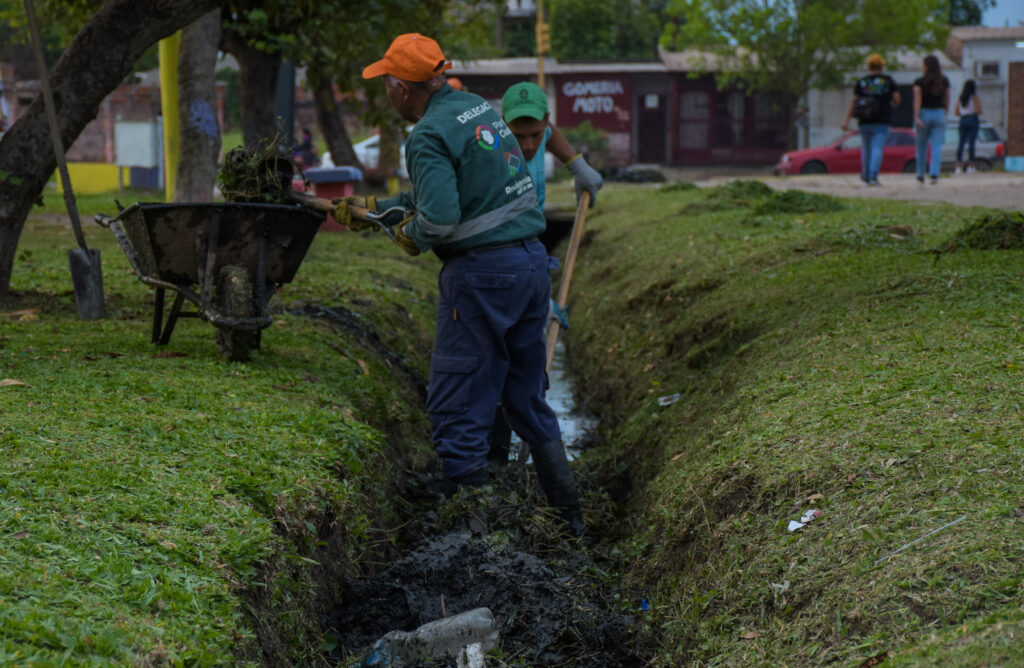 El municipio continúa ejecutando tareas integrales de limpieza, ahora en el barrio Güiraldes