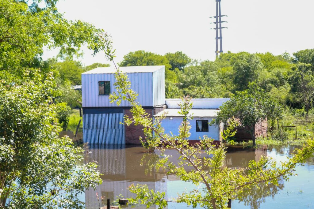 Familias de Barranqueras afectadas por la crecida resisten dejar sus casas por temor a los robos