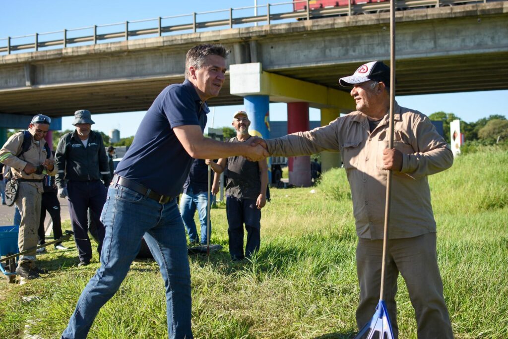 El gobernador acompañó los trabajos de limpieza y desmalezamiento en Resistencia