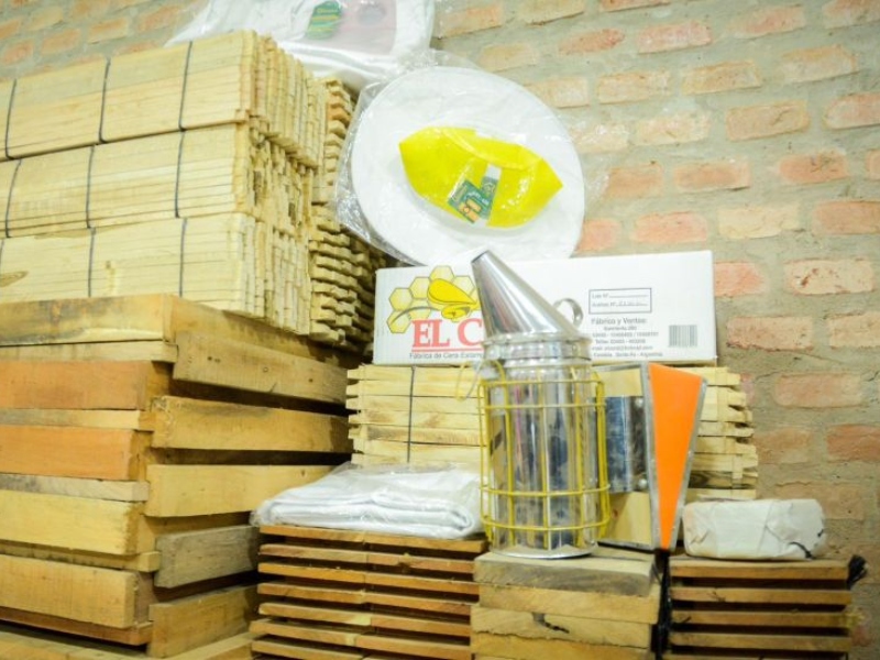Kit entregado por el Gobierno del Chaco a productores apícolas de Pampa del Infierno.