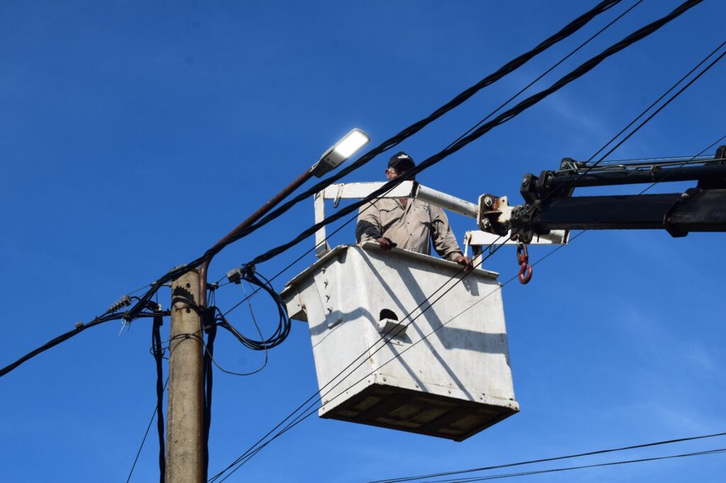 El municipio de Barranqueras realiza el recambio de luminarias led en varios barrios
