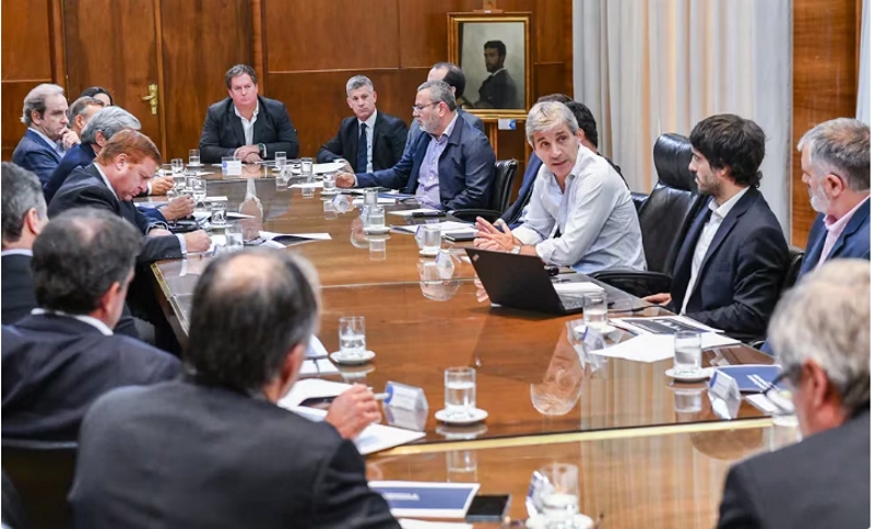 Reclamo de Caputo a los supermercados: ”La suba desmedida de precios no refleja la realidad económica” Reclamo de Caputo a los supermercados: ”La suba desmedida de precios no refleja la realidad económica”