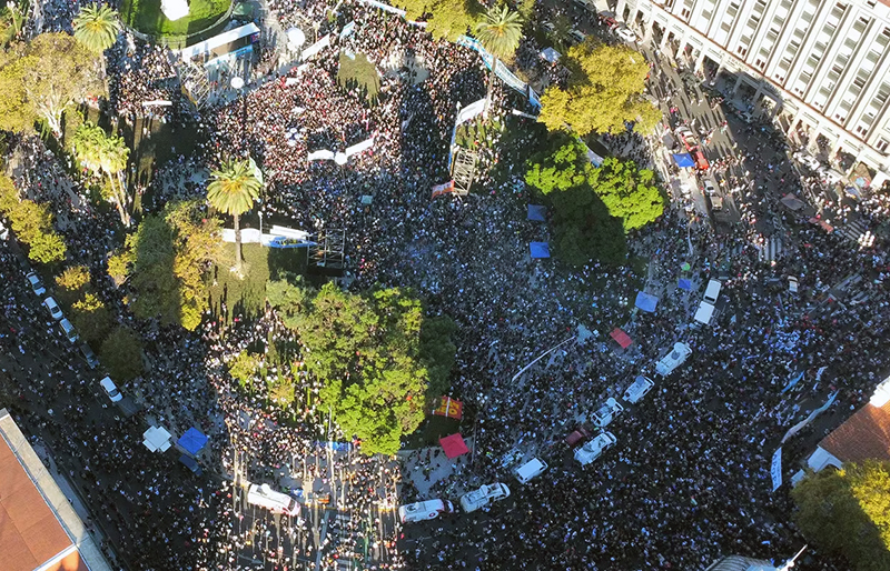 Masiva marcha universitaria: una multitud rebalsó Congreso y Plaza de Mayo en jornada histórica Masiva marcha universitaria: una multitud rebalsó Congreso y Plaza de Mayo en jornada histórica