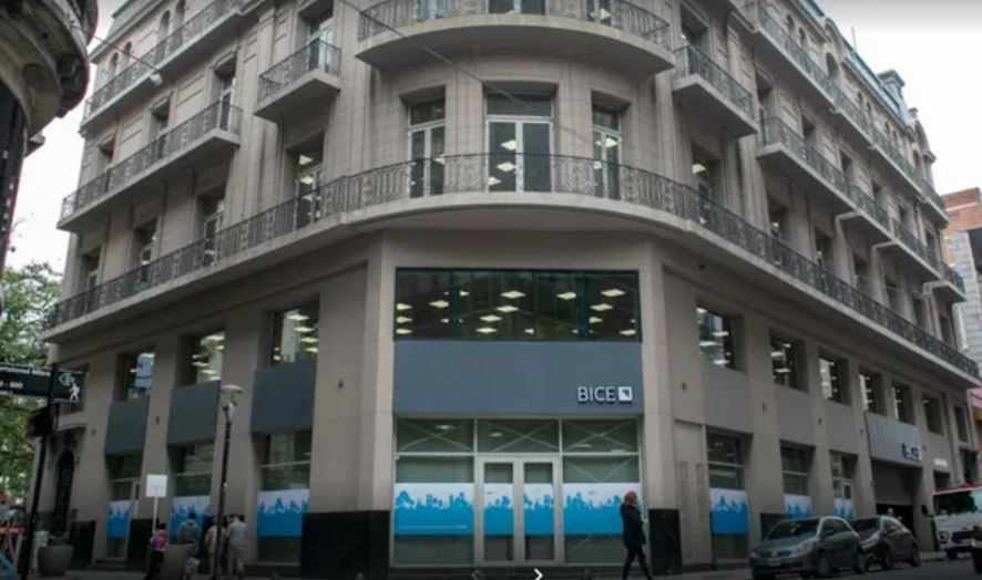 Motosierra a full: un banco público recortará un 30% de su personal y 138 empleados podrían perder su trabajo por el ajuste Motosierra a full: un banco público recortará un 30% de su personal y 138 empleados podrían perder su trabajo por el ajuste