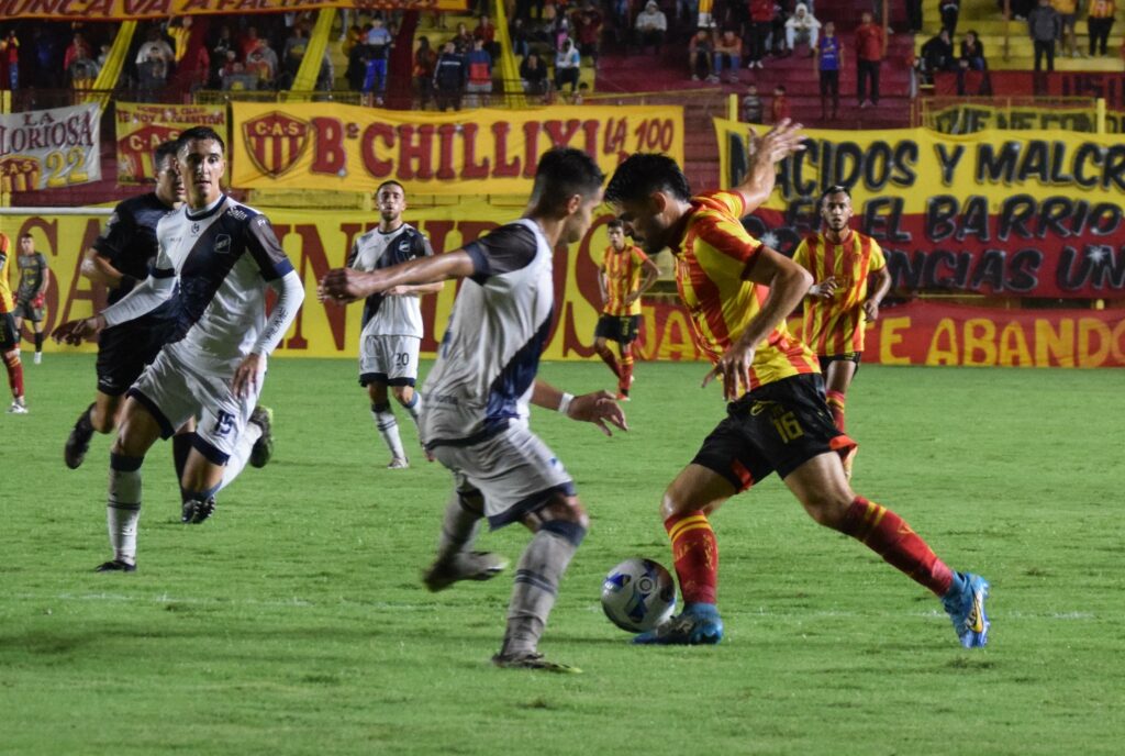 Federal A: con cuatro cambios, Sarmiento recibe al puntero