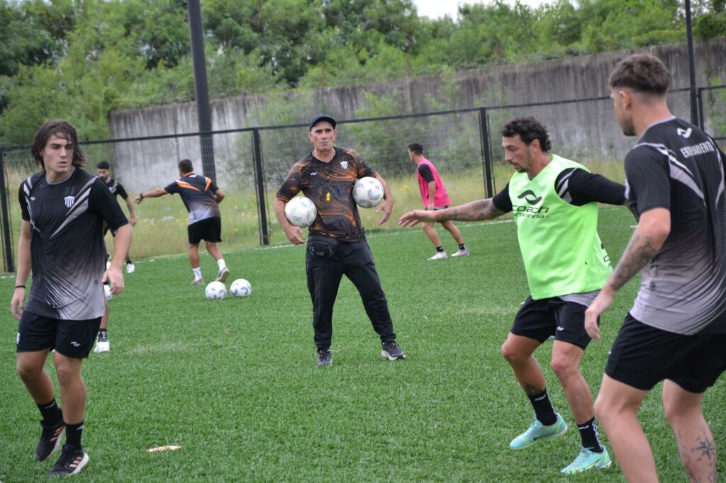 Primera Nacional: Valdez va perfilando su primer 11 en For Ever