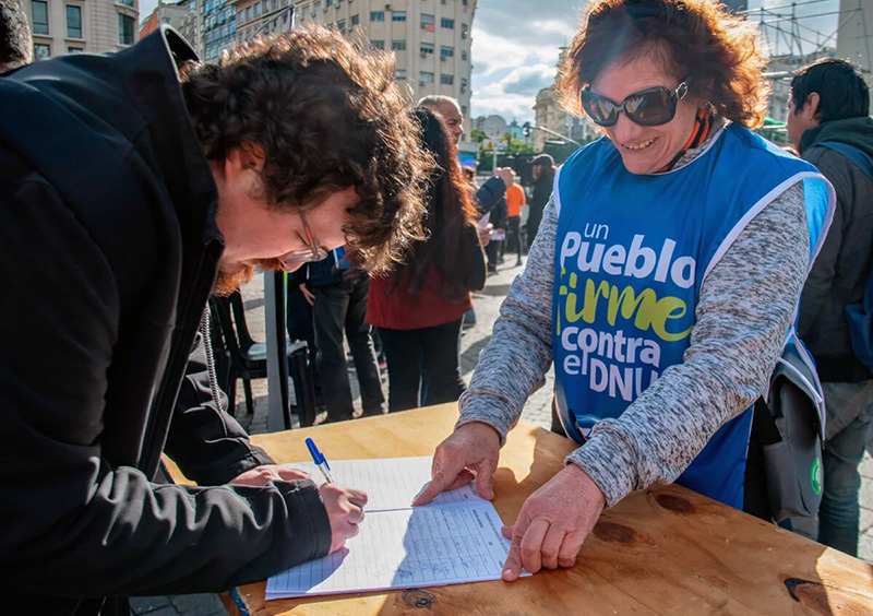 Distintos sectores políticos y sociales juntaron firmas en el Obelisco contra el DNU Distintos sectores políticos y sociales juntaron firmas en el Obelisco contra el DNU
