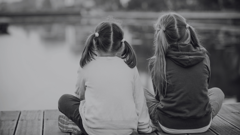 Dos hermanitas no quieren separarse y desean una familia que las contenga Dos hermanitas no quieren separarse y desean una familia que las contenga