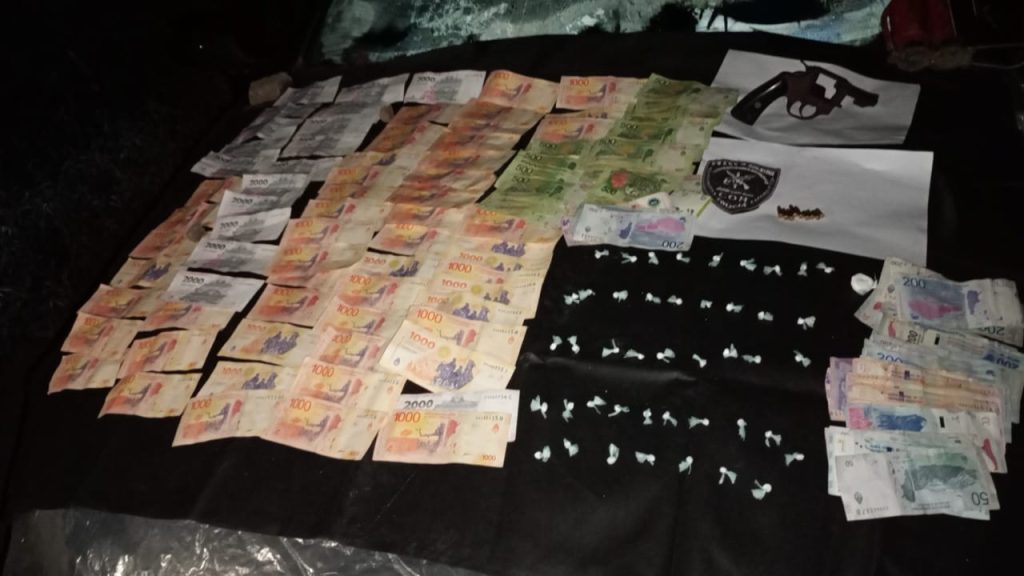 Demorados con cocaína un arma y dinero en la zona sur de Resistencia