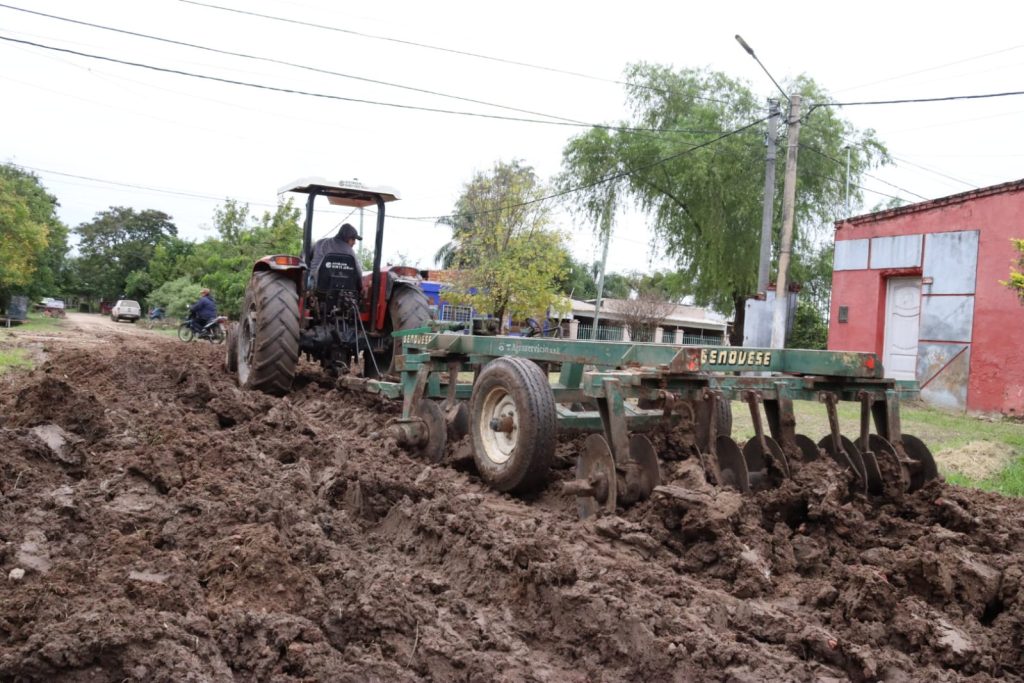 Continúan con trabajos de perfilado, ripio y arreglos de calles en Barranqueras