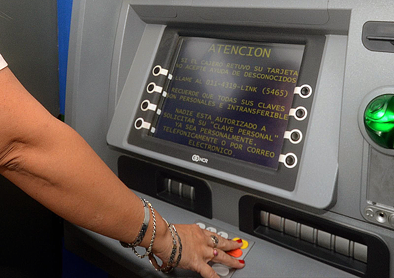 Previo al Día Del Padre, el Gobierno provincial comienza a pagar este jueves el aguinaldo Baco Cajeroautomatico 456