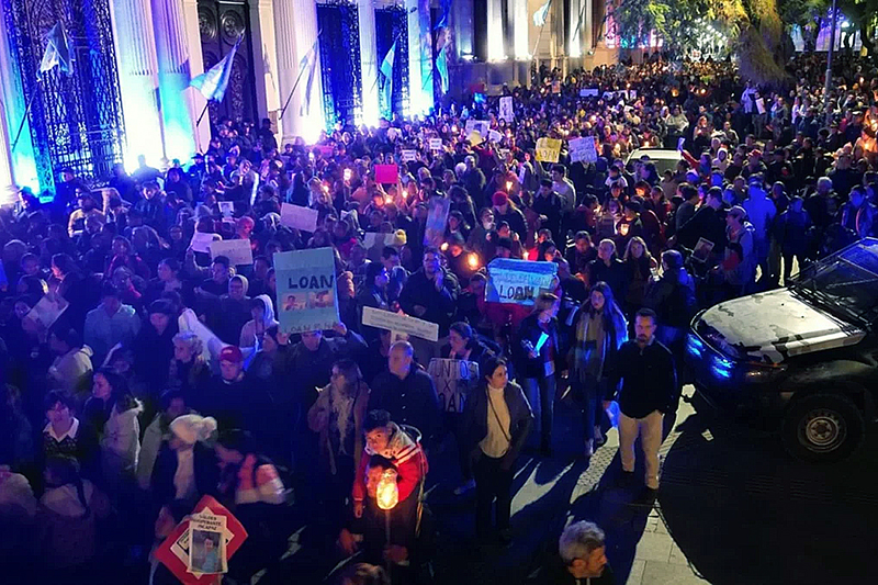 Corrientes: multitudinaria marcha con antorchas ante Casa de Gobierno para pedir por la aparición de Loan Corrientes Casoloan Marchacapital 24jun