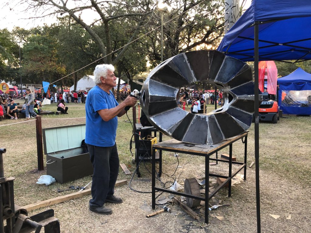 Para Carlos Monge, escultor mexicano que visitó 30 países, no hay nada parecido a la Bienal del Chaco