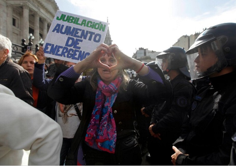 Desplome del consumo en la era Milei: la clase media está cada vez más empobrecida Desplome del consumo en la era Milei: la clase media está cada vez más empobrecida
