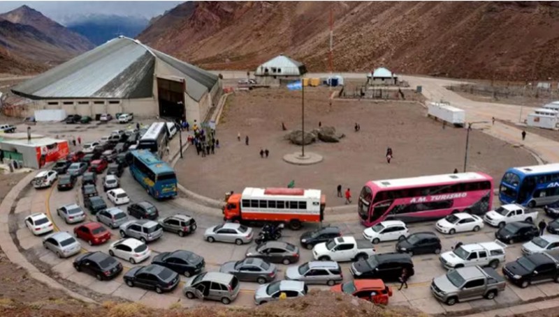 Volvió el boom de argentinos que compran en Chile: cerró el principal paso fronterizo por la cantidad de autos Volvió el boom de argentinos que compran en Chile: cerró el principal paso fronterizo por la cantidad de autos