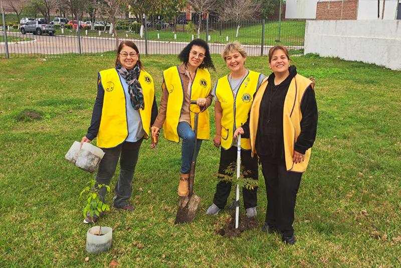 Leones realizaron plantaciones en el Hospital de Puerto Vilelas Leones realizaron plantaciones en el Hospital de Puerto Vilelas