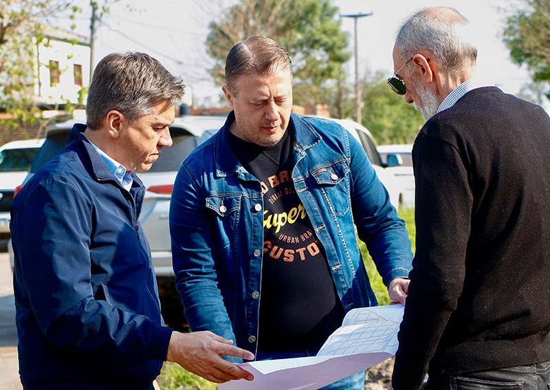 El gobernador Zdero constató las obras de pavimentación en el barrio Aramburu en Resistencia El gobernador Zdero constató las obras de pavimentación en el barrio Aramburu en Resistencia