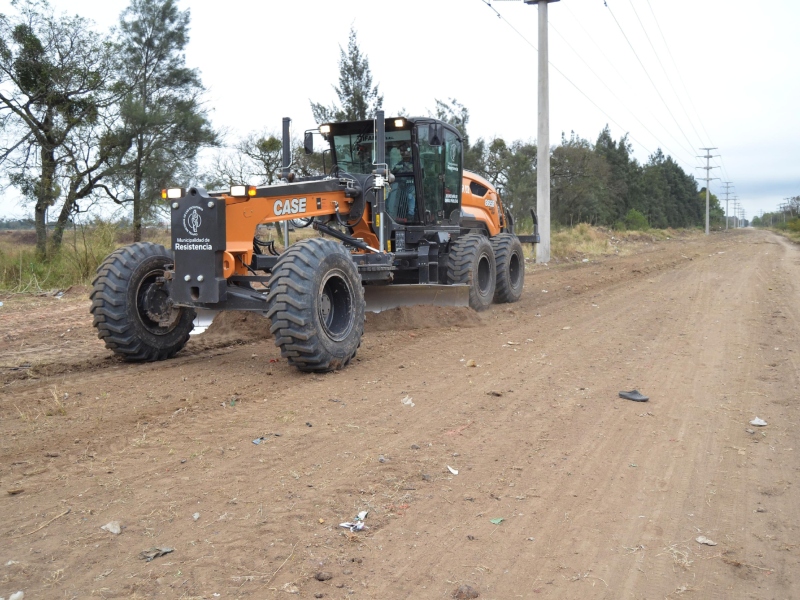 Por pedido de los vecinos, se mejoró la avenida Arribálzaga del 2.400 al 4.500 con perfilado y zanjeo Por pedido de los vecinos, se mejoró la avenida Arribálzaga del 2.400 al 4.500 con perfilado y zanjeo