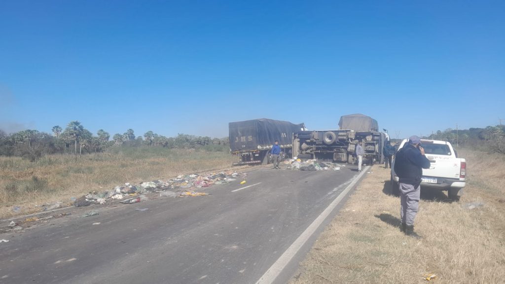 Camión de residuos del municipio de Resistencia volcó en la ruta