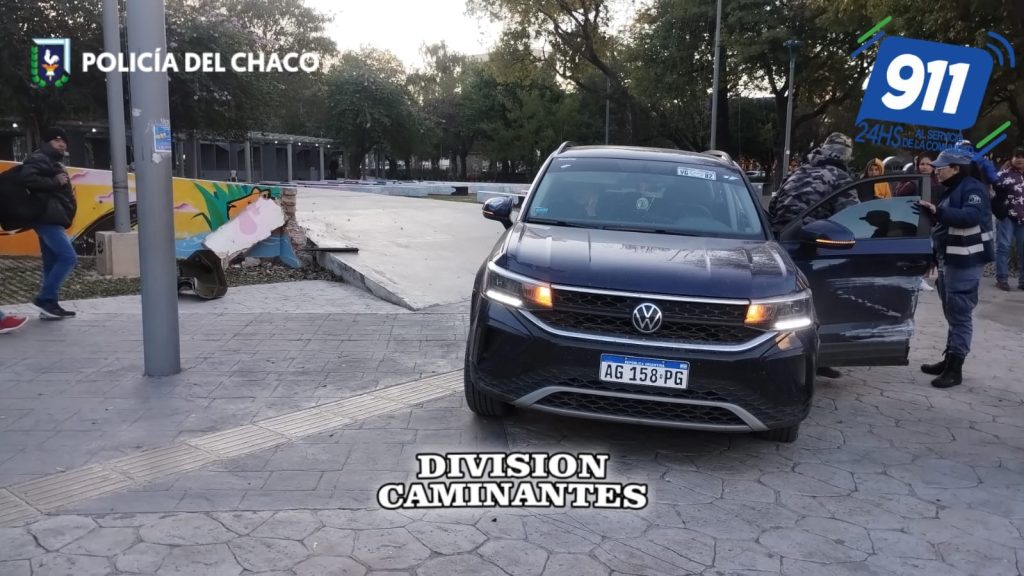 Accidente en el centro de Resistencia: un vehículo terminó sobre la vereda de la Plaza 25 de Mayo