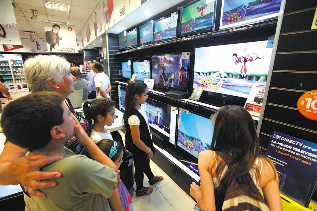 Las ventas de celulares y televisores cayeron un 50% en el primer semestre