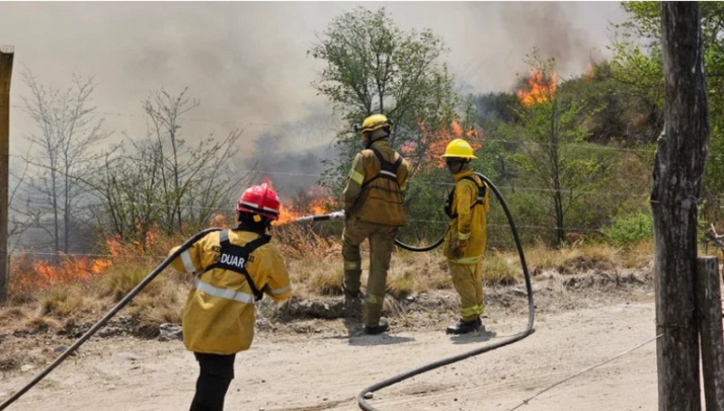Empezaron las evacuaciones en Córdoba ante el avance del fuego y la aparición de nuevos incendios forestales Empezaron las evacuaciones en Córdoba ante el avance del fuego y la aparición de nuevos incendios forestales