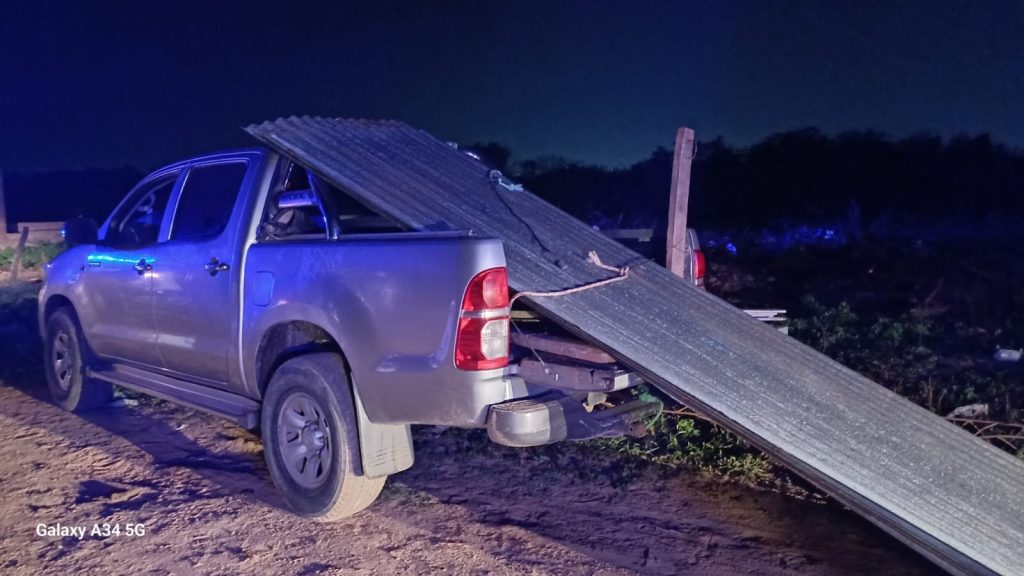 Se llevaban chapas y perfiles en una camioneta, pero fueron detenidos