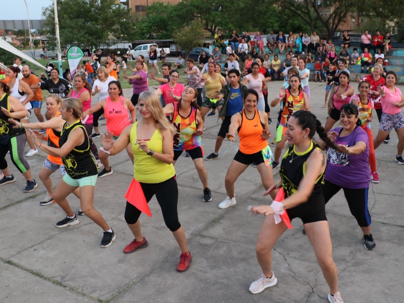 “Resistencia baila”: familias del barrio Ítalo Argentino disfrutaron de una tarde a puro ritmo “Resistencia baila”: familias del barrio Ítalo Argentino disfrutaron de una tarde a puro ritmo