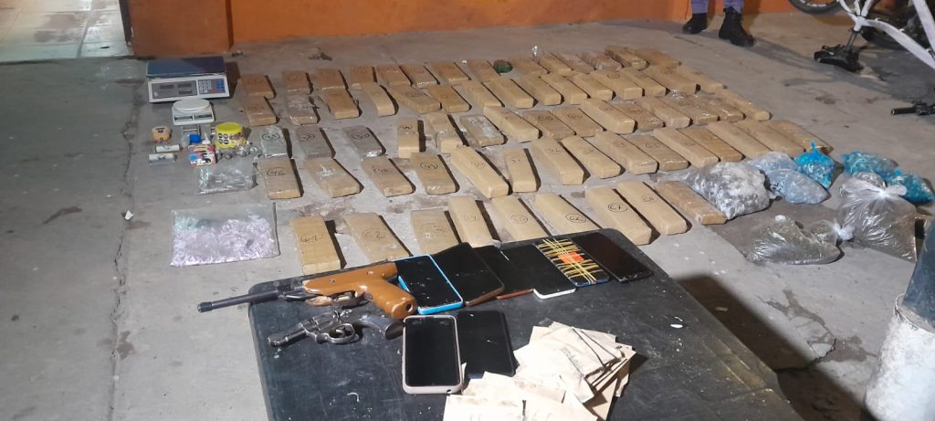 Secuestraron más de 64 kilos de marihuana y detuvieron a seis personas en un allanamiento