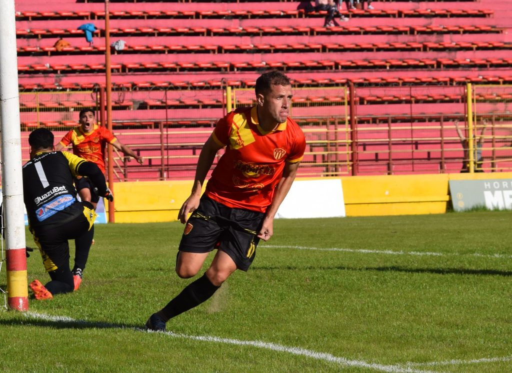 Federal A: Sarmiento empató ante Crucero y deberá seguir remando Federal A: Sarmiento empató ante Crucero y deberá seguir remando