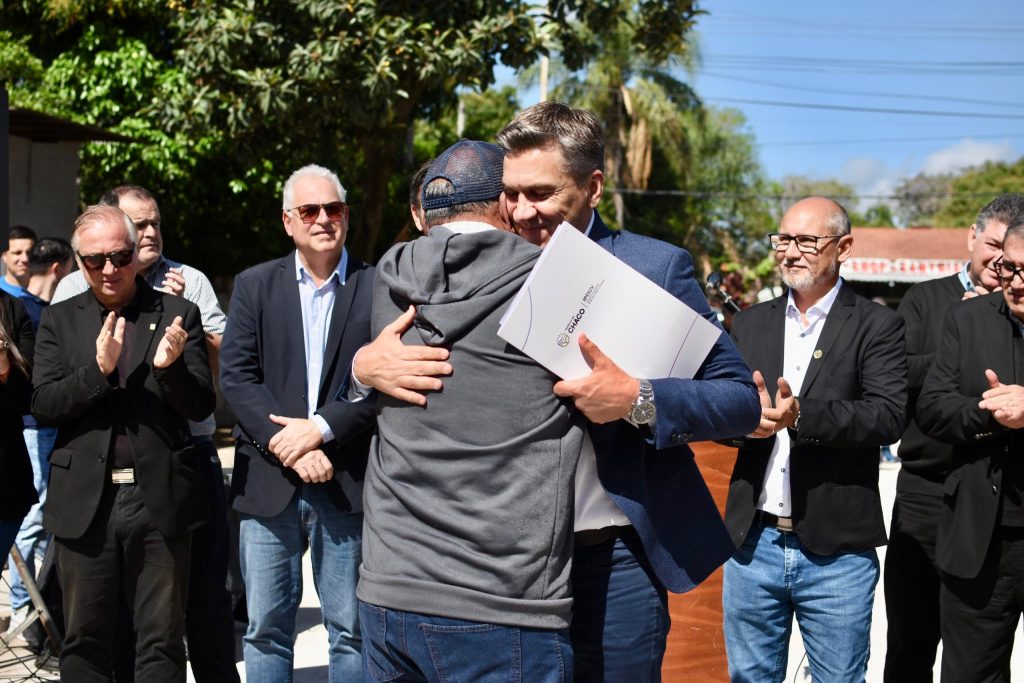 Aniversario 108 de Fontana: Zdero inauguró pavimento y entregó títulos de propiedad Aniversario 108 de Fontana: Zdero inauguró pavimento y entregó títulos de propiedad