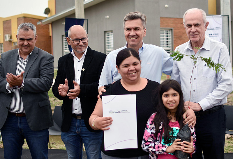 El gobernador Zdero inauguró obras de infraestructura básica y servicios en la Chacra 137 de Resistencia El gobernador Zdero inauguró obras de infraestructura básica y servicios en la Chacra 137 de Resistencia