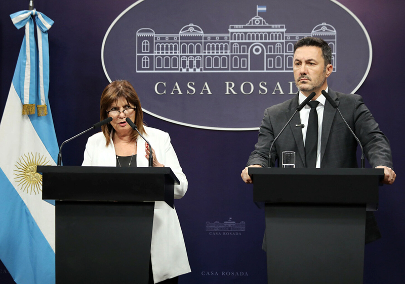 Sin el gobernador de Neuquén, el Gobierno lanzó un ”Escuadrón Contradisturbios” para Vaca Muerta Sin el gobernador de Neuquén, el Gobierno lanzó un ”Escuadrón Contradisturbios” para Vaca Muerta