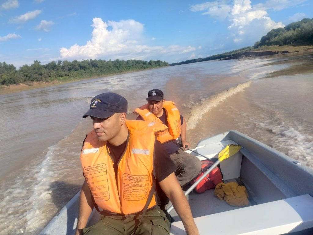 Buscan intensamente a un hombre que cayó al río en San Martín