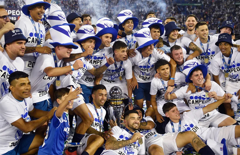 Vélez le ganó 2-0 a Huracán y es campeón del fútbol argentino Vélez le ganó 2-0 a Huracán y es campeón del fútbol argentino
