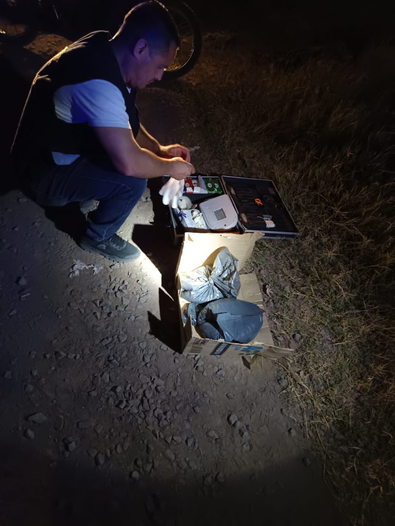 Huyeron de un control y abandonaron lo que transportaban: casi un kilo de marihuana