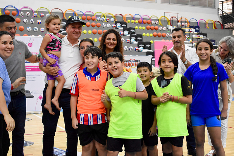 Zdero entregó elementos deportivos a Escuelas de la Regional 10 Zdero entregó elementos deportivos a Escuelas de la Regional 10