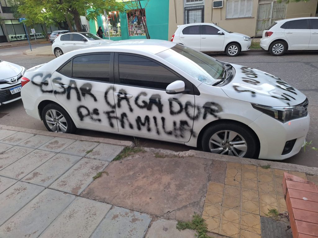 Descubrió que su ex mujer tenía otro, se enfureció y pintó el auto del nuevo novio
