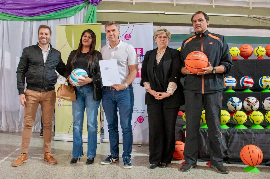 El gobernador entregó elementos y kits deportivos para escuelas de El Impenetrable