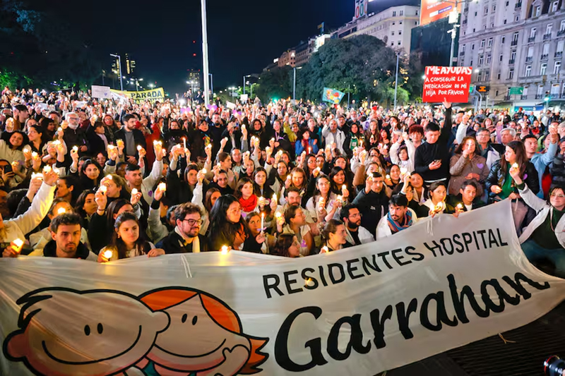 “Los médicos fueron arrinconados”: la Noche de las Velas de residentes del Garrahan con familiares de pacientes “Los médicos fueron arrinconados”: la Noche de las Velas de residentes del Garrahan con familiares de pacientes