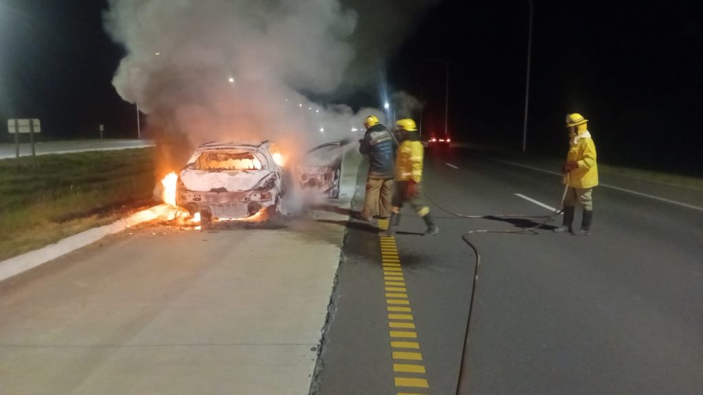 Impresionante incendio de un auto en la Ruta 16, a la altura de Makallé