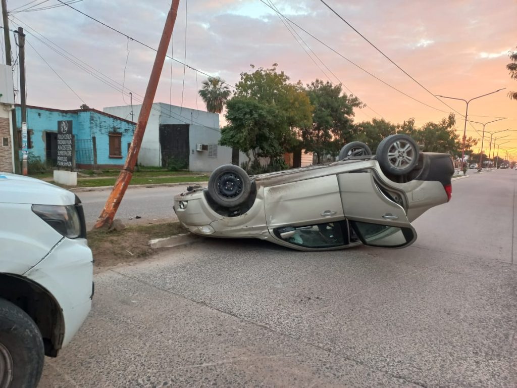 Perdió el control del auto, chocó una columna de alumbrado y volcó en avenida Urquiza