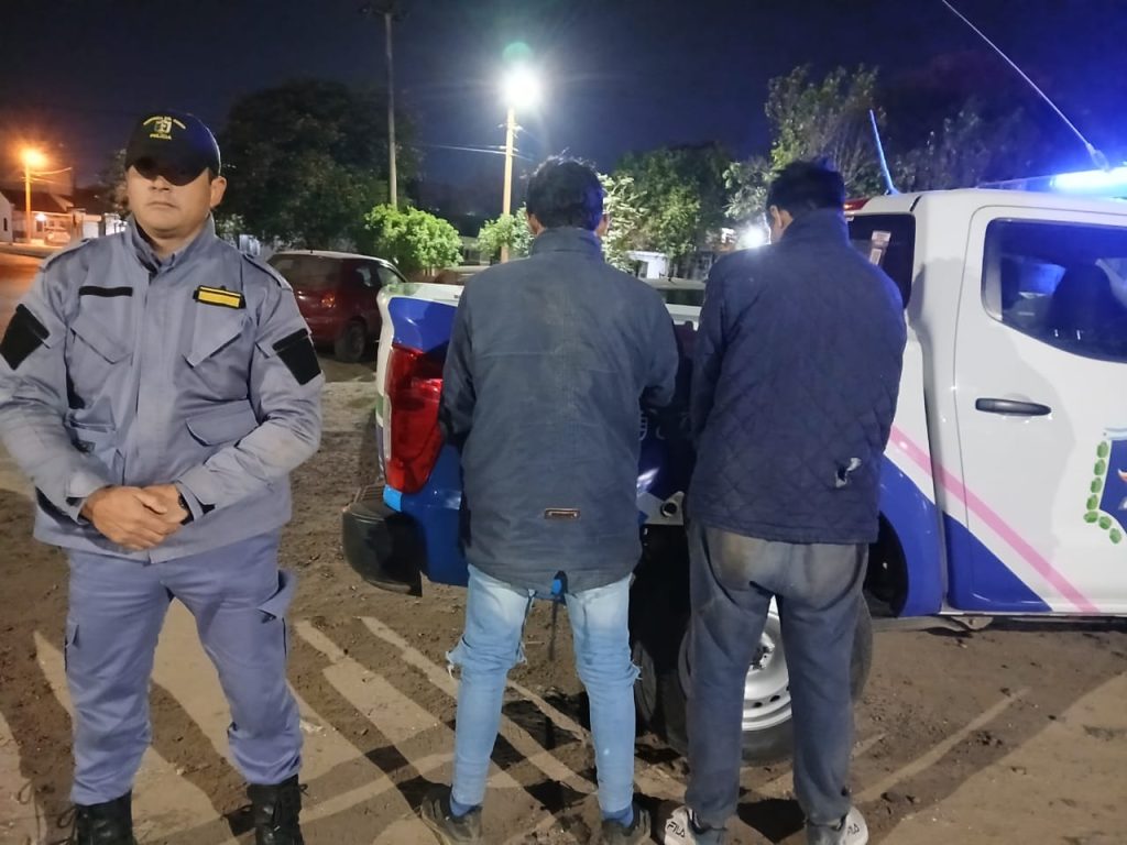 Detienen a dos hermanos por robo en supermercado y a otro joven con pedido de captura activo