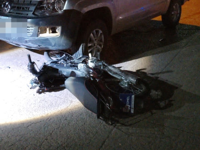 Villa Ángela: una joven resultó herida en un choque entre moto y camioneta Villa Ángela: una joven resultó herida en un choque entre moto y camioneta