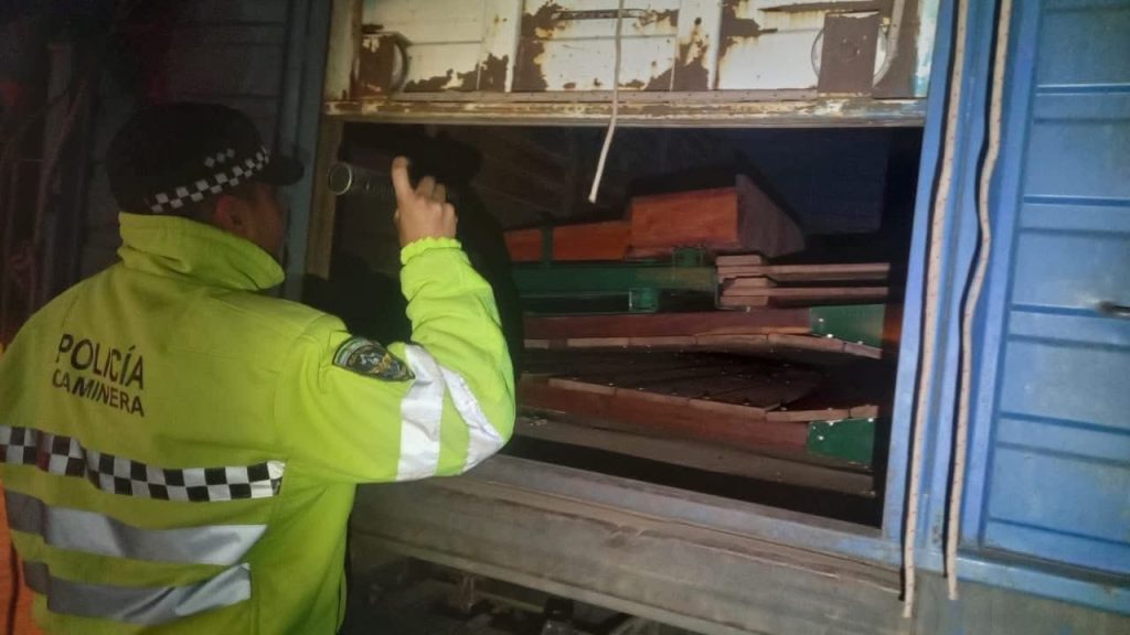 Caminera tuvo un día de múltiples operativos: secuestro de camión, droga, detención por violencia de género y cargas ilegales