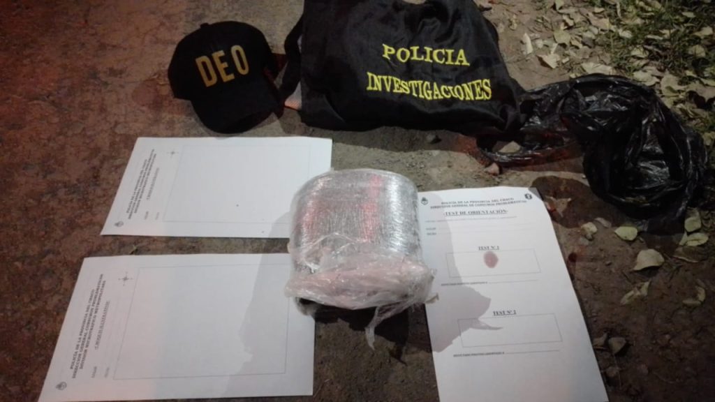 Al ver a la policía, descartaron un envoltorio con marihuana y escaparon