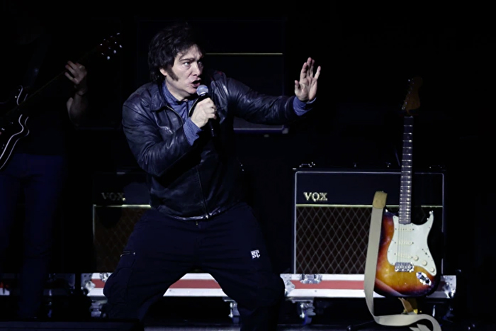 Un show insólito de Milei en medio de la crisis: bailando en la cubierta del Titanic Un show insólito de Milei en medio de la crisis: bailando en la cubierta del Titanic